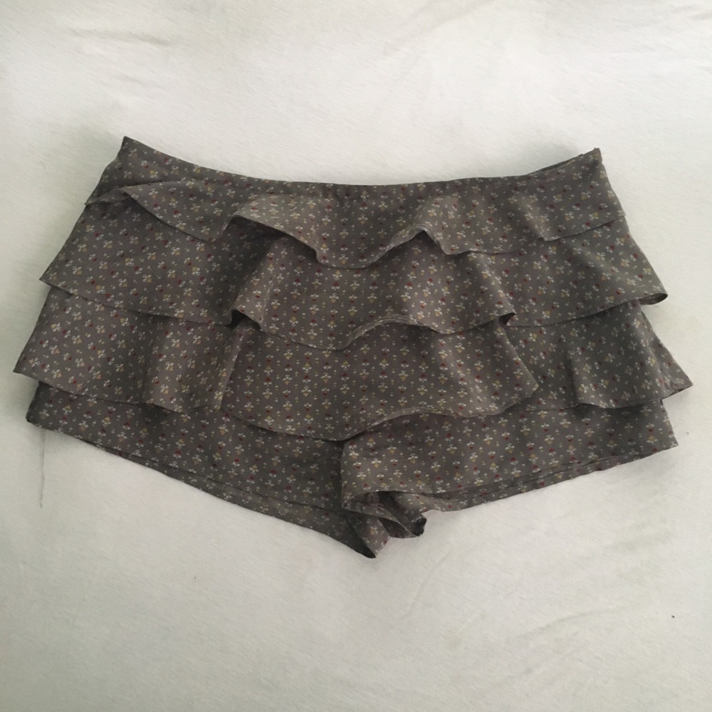 Urban Outfitters | Ruffle Floral Shorts